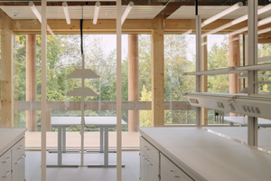  Die Labore liegen alle auf einem Geschoss und im Innern des Gebäudes. Mittels einer Glasscheibe abgetrennt liegt die so genannte Doku-Zone fast aussen 