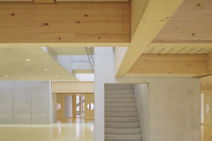  Die Holzbaukonstruktion besteht aus Brettschichtholz (BSH), lamellenverklebt. Verbaut wurde Fichten- und Tannenholz, die Oberfläche ist gehobelt und gefast 