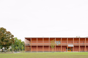  Die Fassadenbeplankung besteht aus Dreischichtholzplatten aus Fichte, die gehobelt und gefast sind 