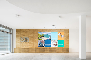  Der zentrale Empfang befindet sich im Bürotrakt zwischen dem Labor- und dem Reinraumgebäude 