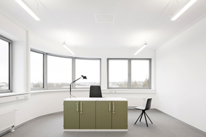  Die Büroräume sind großzügig und hell gestaltet und bieten Arbeitsplätze für die Laborbeschäftigten 