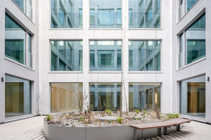  Der Lichthof des Bürotrakts bringt Tageslicht bis tief in das Gebäude 