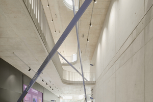  Das Gebäudeleitsystem mit Hinweisen­ auf Lift, LAB, Gebäudelevel, Cafeteria­ wurde von büro uebele visuelle kommunikation konzipiert. Mit seiner konkreten Durchdringung des Gebäudes übersetzt es das Werkzeug Gebäudeleitsystem auf das Anschaulichste 