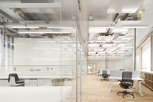  Labore und Arbeitsplätze sind (visuell) einander zugewandt, Kommunikation ist – wenn auch akustisch eingeschränkt – überall möglich 