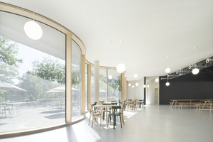  Die Cafeteria ist für das Meiste konzipiert: entspannter Aufenthalt, konzentriertes Gruppenarbeiten oder Nahrungsaufnahme. Und das alles mit Blick nach Draußen, in die Nachbarschaft 