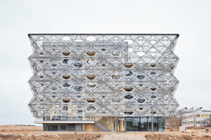  Die Sekundärfassade des Texoversums, einem Ausbildungs- und Innovationszentrum für den Nachwuchs der Textil- und Bekleidungsindustrie, ist ein Statement aus robotisch gefertigten Fasern 