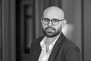 Autor: Antonio Gioello ist Leiter der SANCO Gruppe, die der europaweit größte Zusammenschluss von Isolierglasbetrieben mit mehr als 60 Mitgliedsunternehmen in 14 Ländern ist. Der gelernte Flachglasmechaniker ist zudem im Vorstand und Sprecher des Bundesverbands Flachglas und der Gütegemeinschaft Mehrscheiben-Isolierglas.www.sanco.de 