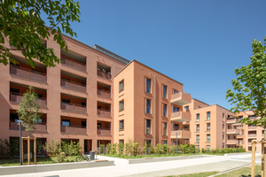 Freiham WA 16 von&nbsp;dressler mayerhofer rössler architekten und stadtplaner: Bei diesem Wohnungsbauprojekt im München kamen in der Westfassade Gläser mit hochselektiven Beschichtungen zum Einsatz, die sommerlichen Hitzeschutz mit hoher Lichttransmission verbinden. Auf der Nordfassade setzen die Planer hingegen auf eine reine Wärmedämm-Beschichtung 