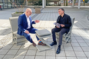  Chefredakteur Michael Schuster (l.) im Gespräch mit Prof. Jan R. Krause über KI-Tools für die Materialwahl 