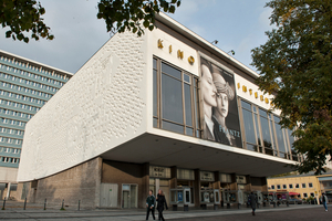  Ein Klassiker der Berliner DDR-Architektur: Das Kino International an der Karl-Marx-Allee wurde über 18 Monate saniert und öffnet nun wieder die Türen für Cineasten und Cineastinnen 