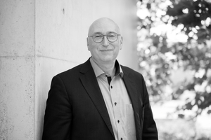  Autor: Dipl.-Ing. René Oesterheld ist Leiter Technik beim InformationsZentrum Beton (IZB), Bauberater, Referent und Gutachter. Zudem ist er zertifiziert zur Ausbildung im E-Schein, SIVV-Schein und den Betonstraßenbauschein 