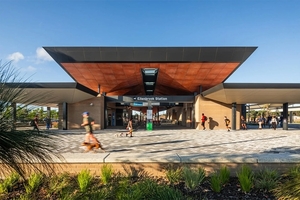  Die Ellenbrook Railway Station in Perth von Woods Bagot mit Taylor Robinson Chaney Broderick nutzt EQUITONE [inspira] in markanter Rostoptik. 