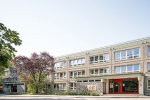  Beim Bestandsbau wurden im Zuge der Sanierung die Fassade bereinigt und neue 3-fach verglaste Fenster eingesetzt 