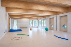  Großer Bewegungsraum: Eine Trennwand erlaubt es den Erzieherinnen und Erziehern, den 100 m2 großen Raum in zwei kleinere zu teilen 