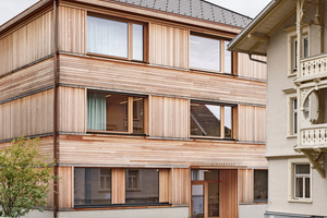  Das Kinderhaus bettet sich selbstbewusst zurückhaltend in seine Umgebung ein. Nicht im Bild: die Baustelle des „Quartiers am Rickenbach“, bis Sommer 2026 im Bau 