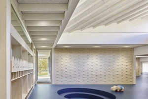  Um den gemauerten Innenwänden über die bauphysikalischen Eigenschaften auch eine gestalterische Qualität zu geben, ließ man einige Steine vorstehen, so dass auf beiden Seiten ein Relief entstand, was auch auf ein räumliches und konstruktives Verständnis der kleinen Gäste abzielt 