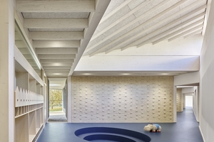  Um den gemauerten Innenwänden über die bauphysikalischen Eigenschaften auch eine gestalterische Qualität geben, ließ man einige Steine vorstehen, so dass auf beiden Seiten ein Relief entstand, was auch auf ein räumliches und konstruktives Verständnis der kleinen Gäste abzielt 