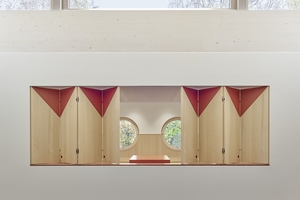  Die Leporellowand der Durchreiche zur Gemeinschaftsküche mit angegliedertem Essbereich war verhältnismäßig preiswert. Im Zweifel preiswerter als ein schnöder Rollladen, so die Erfahrung von Schleicher Ragaller aus anderen Projekten 