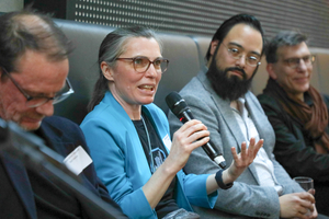  Am Mikro: die Architekturjournalis­tin und Podcasterin Alexandra Busch zusammen mit Dr. Patrick Friedrich (2. v. r.) und Prof. Jan R. Krause (r.) 