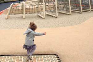  Spielplatz als Folge eines Stadtquartierumbaus: „Bahndeckel“ in München, ­Topotek 1, 2010 
