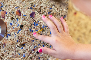  Mit allen Sinnen erleben: Texturen und Materialien erlauben es Kindern, sich den Raum haptisch anzueignen 