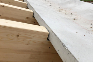  Der in die Dachfläche integrierte Betondeckel musste exakt positioniert werden, da nachfolgende Holzelemente direkt darauf aufbauen 