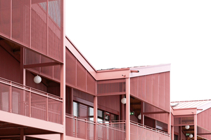  Die Kindergärten in Besse (rot) und in Grifte (grün) zeichnen sich durch die Verschiebung der drei stehfalzgedeckten Satteldächer sowie eine Fassade aus Trapezblech aus 