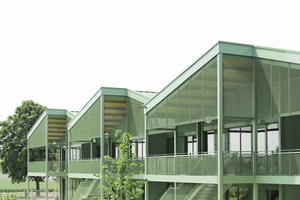  Sowohl der Kindergarten in Besse (rot) als auch in Grifte (grün) zeichnet sich durch die Verschiebung der drei stehfalzgedeckten Dächer sowie eine Fassade aus Trapezblech aus 