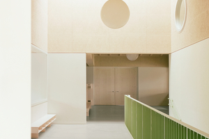  Das Grün bzw. Rot der Fassade findet sich auch im Innenraum wieder 