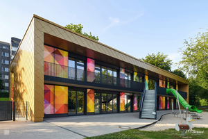  Stimmungsvolle Beleuchtung für die Kindertagesstätte mit dem zur Fassade passenden ­Rautenmuster 