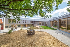  Die zinkgrauen Faserzementplatten auf dem Dach der Kita fassen Neu- und Altbau zu einer Einheit zusammen 