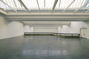  Unter der Galerie im 2. OG mit Tageslichtdecke liegt der Zuschauersaal des „Kom(m)ödchens“ 