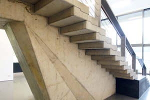  Fokus Beton: Treppenskulptur im EG des Foyers 