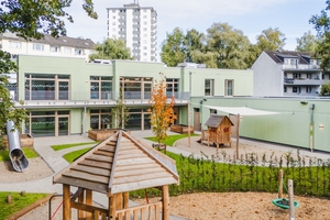  Der zweigeschossige Kita-Neubau in Hanglage passt sich in seiner Struktur den Höhenunterschieden des Geländes an 