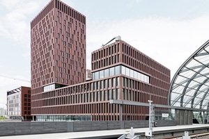  Die 3D-Elemente strukturieren die Außenhaut und verleihen der Gebäudehülle eine markante räumliche Tiefe. 