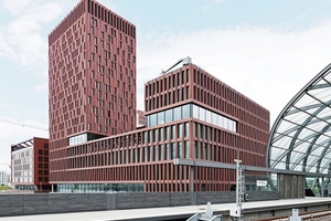  Die 3D-Elemente strukturieren die Außenhaut und verleihen der Gebäudehülle eine markante räumliche Tiefe. 