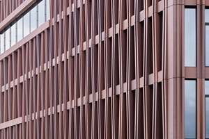  Die Fassadenelemente aus Glasfaserbeton überzeugen durch ihr geringes Eigengewicht und ermöglichen eine effiziente und präzise Montage auch in großer Höhe. 