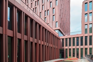  Vertikale Lisenen und horizontale Brüstungsprofile gliedern die Fassade rhythmisch. 