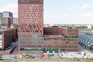  Die werkseitige Vorfertigung der Fassadenelemente gewährleistet höchste Präzision, verkürzt die Montagezeit vor Ort und optimiert den gesamten Bauablauf. 