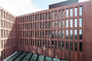  Glasfaserbeton-Elemente in 13 mm Stärke verbinden hohe Stabilität mit einer filigranen, detaillierten Fassadenausbildung. 