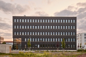  An den Seiten ergänzen goldene Streifen in horizontaler Ausrichtung die Optik und teilen das Gebäude in verschiedene Etagen ein. 