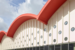  Neues in alter Optik: Die Fenster und Lüftungsöffnungen der Fassade führen die formale Sprache der Fassade fort 