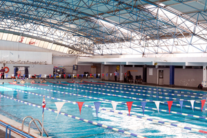  Schwimmen unter einen leichten Schutzdach: Geht das nur in Athen? 