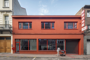  ... nachher: Das Rot der Fassade fungiert als städtebauliches Signal in der Straße 