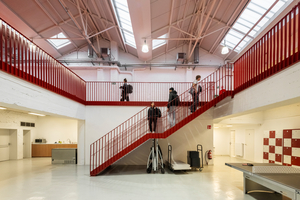  Das Projekt verwandelt ein bisher unauffälliges bestehendes Gebäude in eine erkennbare öffentliche Einrichtung (im Bild: Foyer und neue Treppe)  