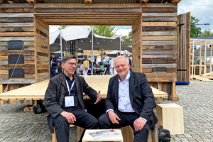  Michael Schuster (r.) im Gespräch mit Jan R. Krause über KI in der Baukultur vor dem Pavillon „Dem Stadel die Stimme!” von Xjuscha Antz, Isabel Bodenmiller, Johannes Zwicker, TH Augsburg/Prof. Marcus Rommel, in Kooperation mit architekturforum allgäu und Bayerischer Architektenkammer 