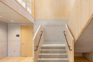  Treppe in der Seitenspange, die, eingegraben, als Ortbetonkonstruktion hergestellt wurde. Auf dem Ortbeton steht dann der Holzbau auf Eingangsniveau 