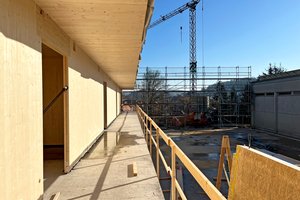  Baustelle: Die hybrid konstruierte Nebenspange steht und wartet auf den hölzernen Hallenbau rechts von ihr (ganz rechts die noch nicht abgerissene Althalle) 