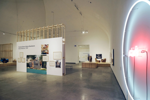  Gehry-Galerie 1: Kunst und Architektur fließen gleich zu Beginn der Ausstellung in eins. Nicht überraschend: die Gehry-Residenz im Zentrum 