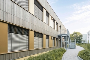  Die eingesetzten Warema Basis-Raffstoren E80 A6 S sind mit integriertem Tageslicht-Transportelement (TLT) ausgestattet. Während der untere Behangbereich verschattet, transportieren die oberen Lamellen Tageslicht gezielt in den Raum und sorgen für gute Lernbedingungen. 